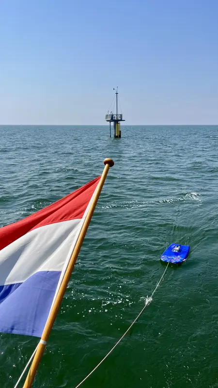 The prototype towed towards the Markermeer-Midden measuring station