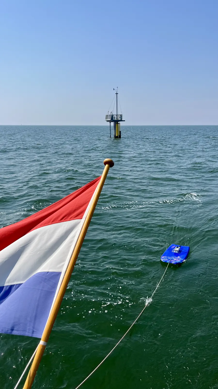 The prototype towed towards the Markermeer-Midden measuring station